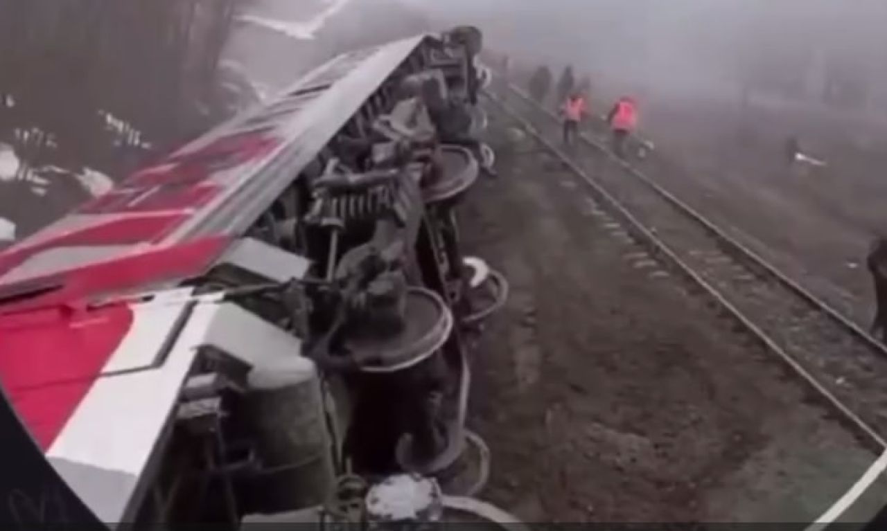 Семь вагонов пассажирского поезда сошли с&nbsp;рельсов — есть пострадавшие