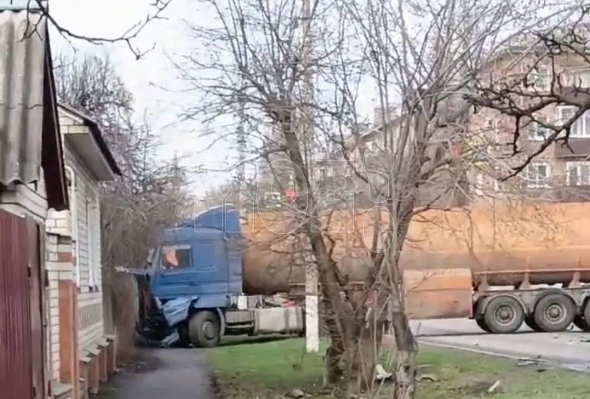 Бензовоз протаранил забор и&nbsp;задел две легковушки в&nbsp;Воронежской области (ВИДЕО)