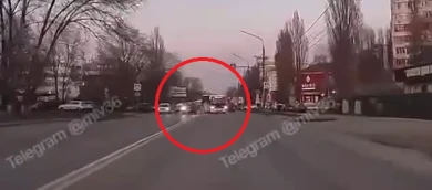 Автобус выехал на встречку и чуть не сбил пешехода в Воронеже (ВИДЕО)