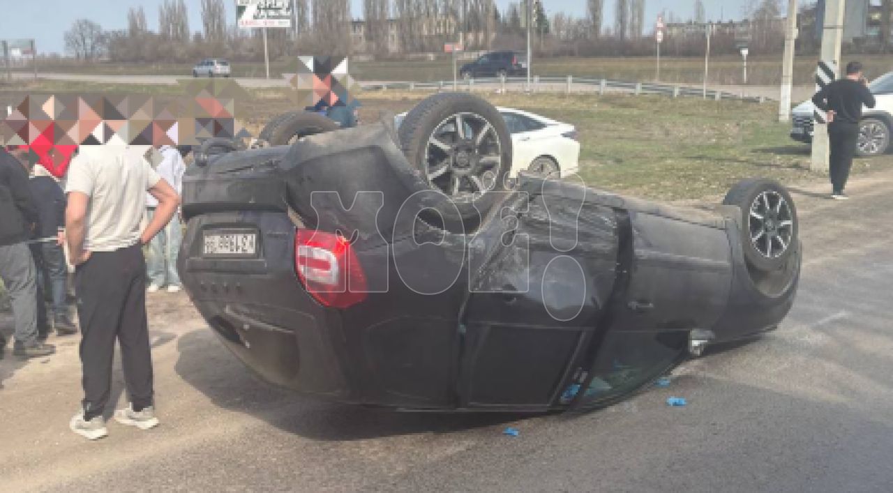 Машина перевернулась на повороте под Воронежем