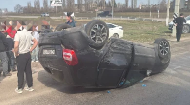 Машина перевернулась на повороте под Воронежем