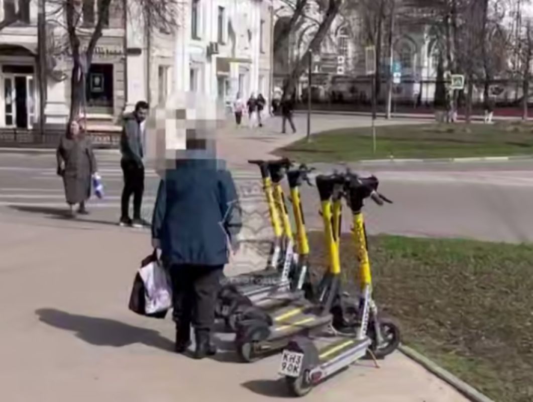 «Её борьба». Бабушка разгромила электросамокаты в центре Воронежа (ВИДЕО)