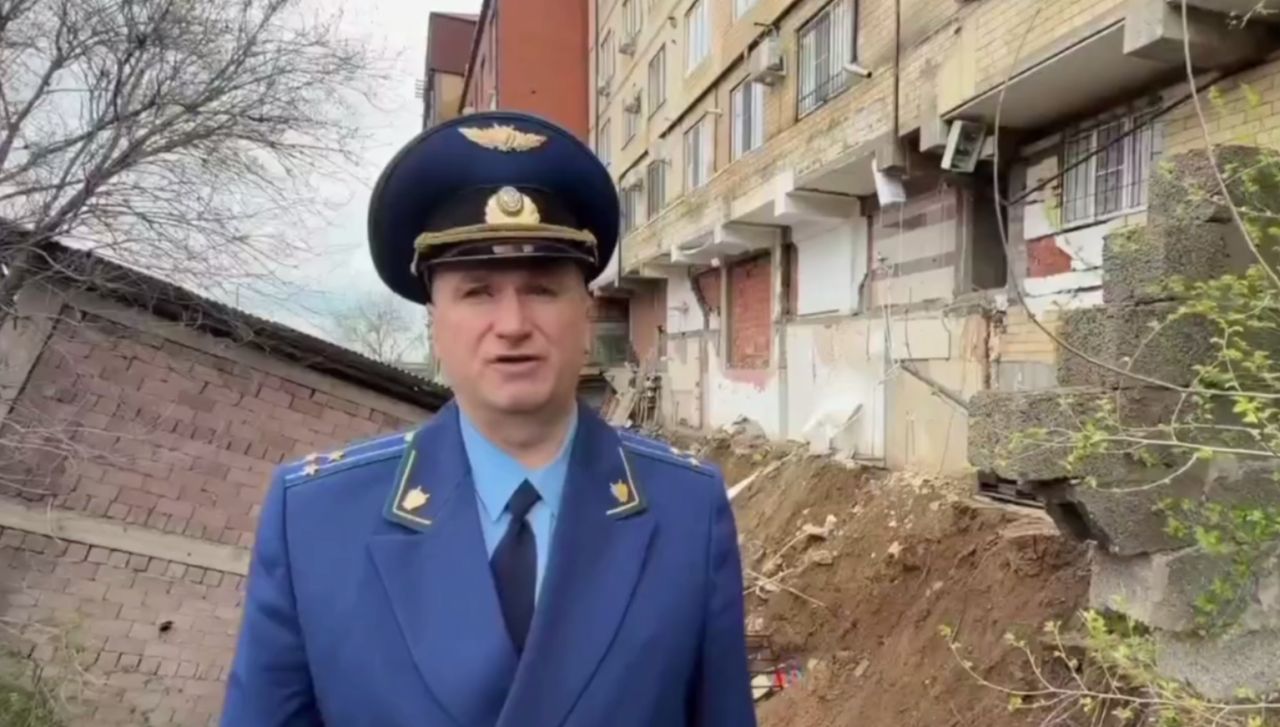 Многоквартирный дом ушёл под землю из-за аномального наводнения в российском регионе