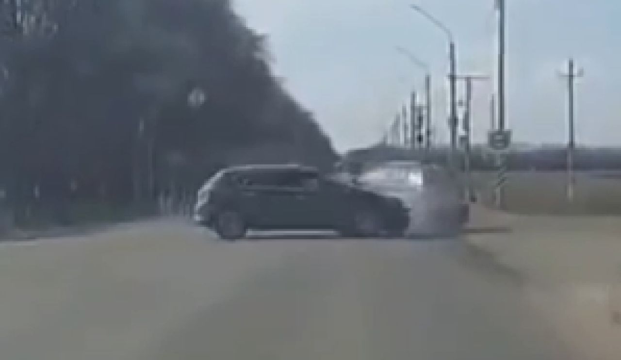 Момент аварии с перевернувшейся машиной попал на видео под Воронежем