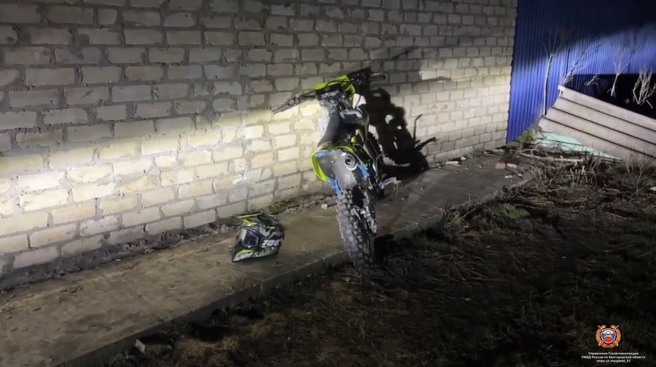 Девочка на питбайке на скорости врезалась в жилой дом