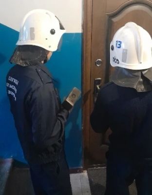 Спасателям пришлось вскрывать квартиру, чтобы спасти воронежанку 