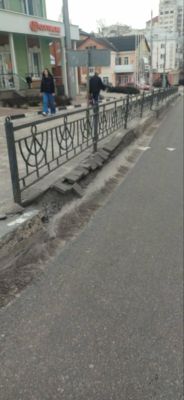 В Белгороде в пешеходной зоне разваливаются бордюры и тротуарная плитка