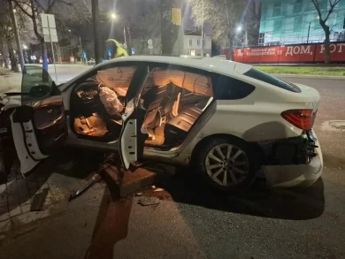 Иномарка врезалась в крыльцо и снесла забор в центре Воронежа