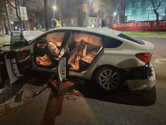 Иномарка врезалась в крыльцо и снесла забор в центре Воронежа