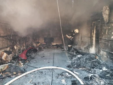 20 человек тушили вспыхнувший «Кадиллак» в гаражном боксе