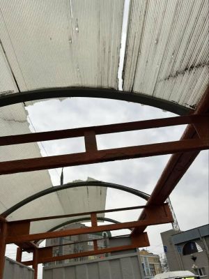 В Белгороде на остановке «Энергомаш» обвалилась крыша