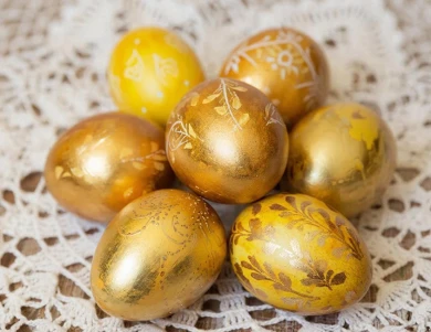 Пасхальные яйца с золотой пыльцой: как сделать роскошный декор за пять минут