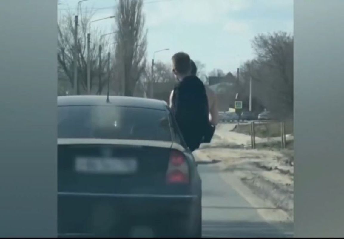 Пассажир авто оголился, и водитель получил штраф под Воронежем. Как такое возможно?