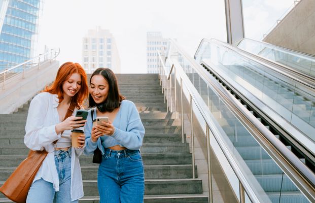 Т2 дарит полгода бесплатной связи новому абоненту и начисляет 2000 рублей тому, кто его пригласил  