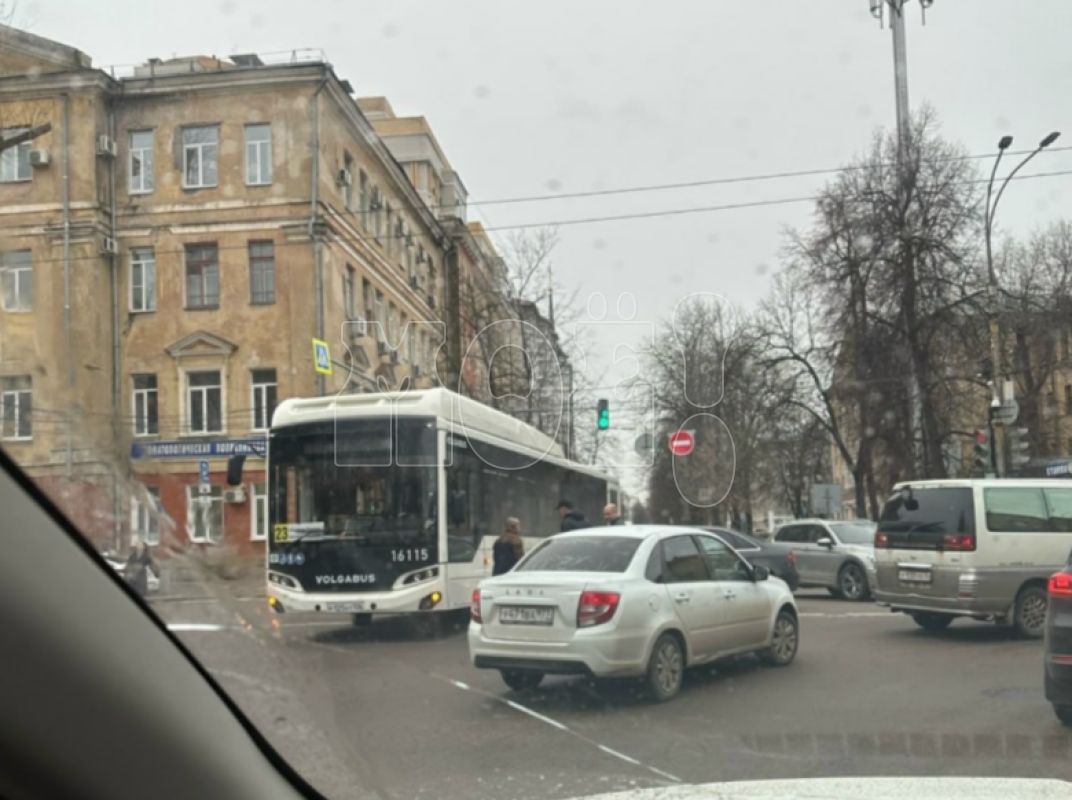 Городской автобус большого класса попал в&nbsp;аварию в&nbsp;Воронеже