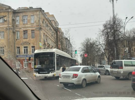 Городской автобус большого класса попал в аварию в Воронеже