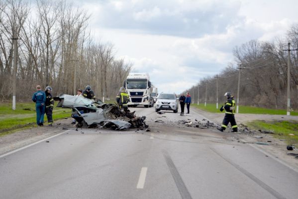 Водителя доставали из искорёженной машины: страшное ДТП случилось на воронежской...
