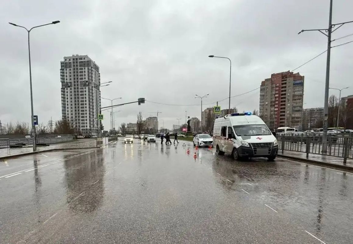 В Липецке реанимобиль сбил на светофоре ребенка