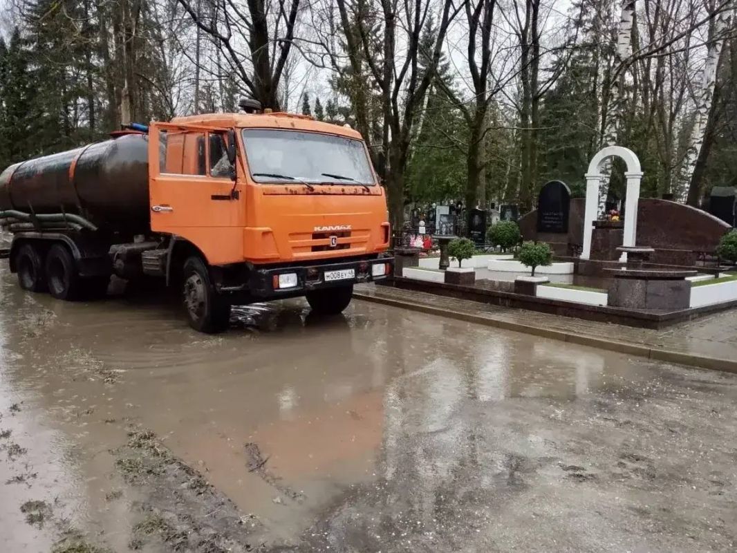 Дождь не оставляет шанса липчанам прийти на кладбища: дороги и могилы затоплены