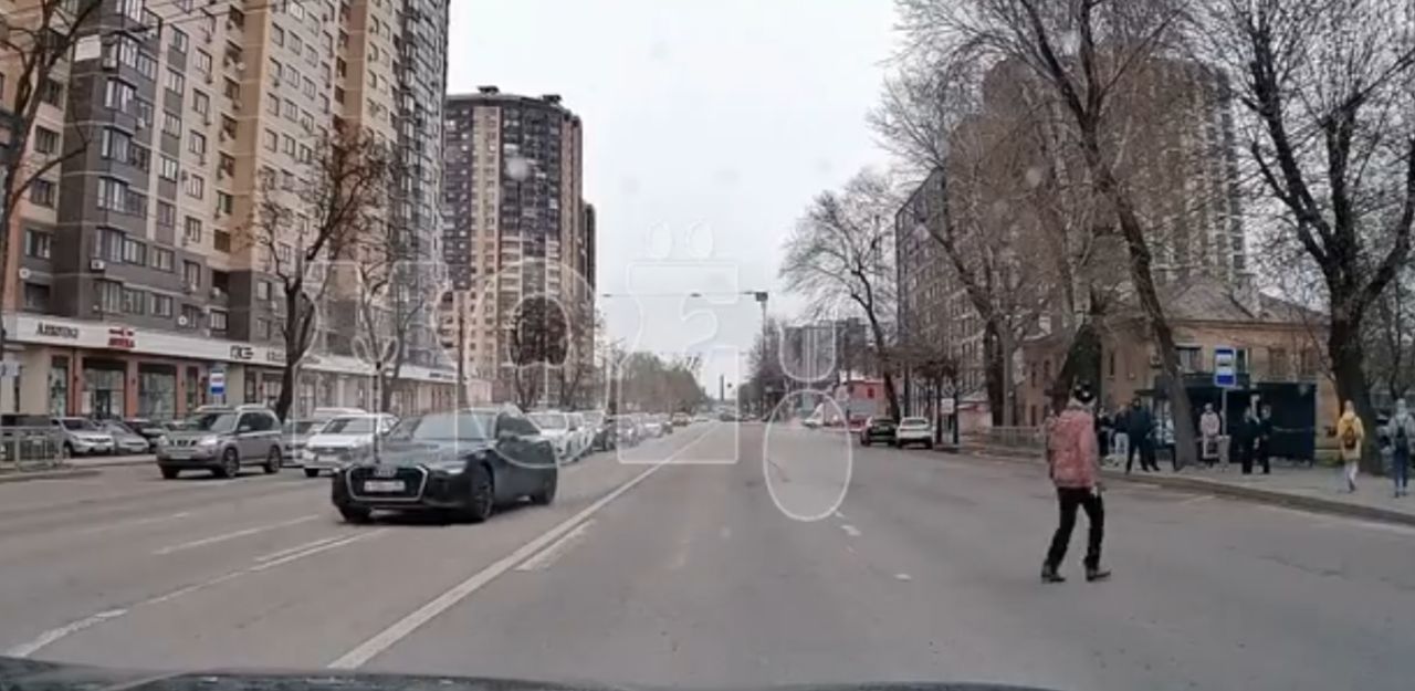 «Чуть человека не убил!» Экстремальная езда без правил попала на видео в центре Воронежа