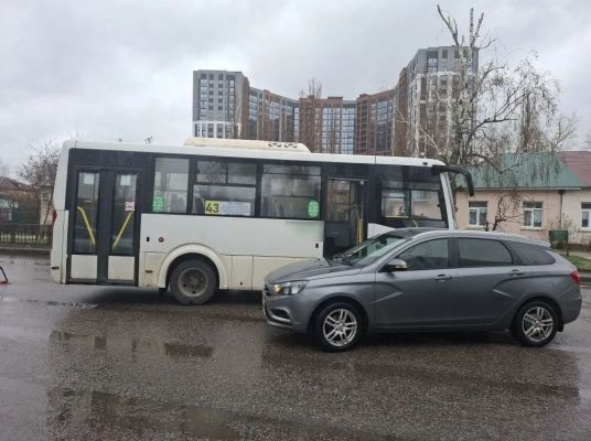 Водитель попал в больницу после массового ДТП с автобусом на левом берегу Воронежа