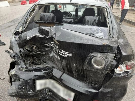 Пассажирский автобус врезался в иномарку, стоявшую в пробке в Воронеже 