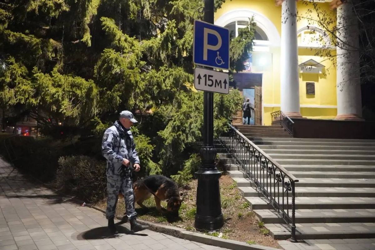 На Пасху у липецких храмов были замечены полицейские с собаками