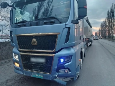 Мужчина погиб под колёсами фуры на воронежской трассе