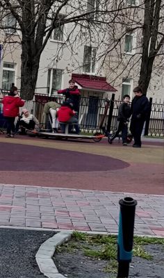 Ребёнок вылетел с карусели после раскрутки электросамокатом под Белгородом