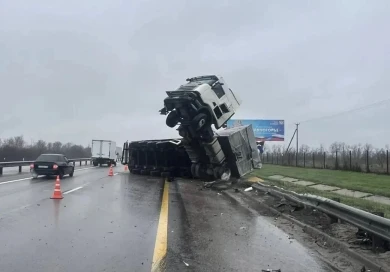 Фура «встала на дыбы» на воронежской трассе — есть пострадавший
