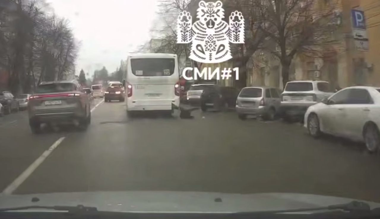 Женщину протащило по&nbsp;дороге за&nbsp;маршруткой в&nbsp;Воронеже (ВИДЕО)