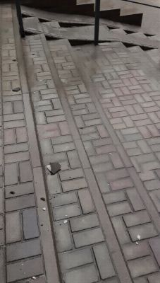 В Белгороде с многоэтажки на головы прохожим падают куски фасада