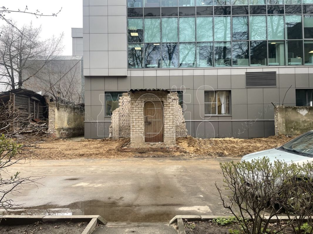 «Какой был дворик!» Жители дома, примыкающего к&nbsp;сносимому стадиону, жалуются на&nbsp;состояние своего двора