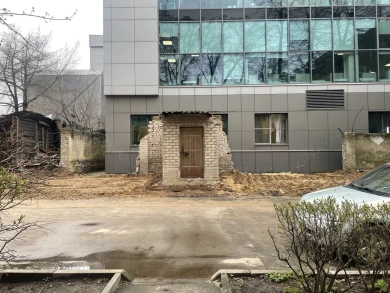 «Какой был дворик!» Жители дома, примыкающего к сносимому стадиону, жалуются на состояние своего двора