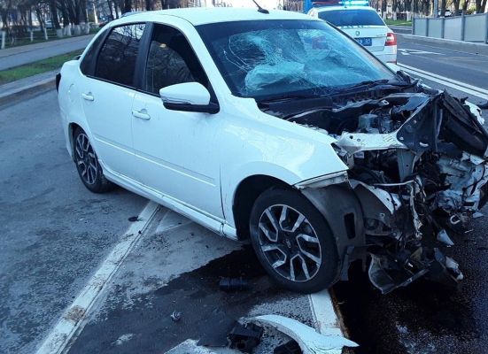 В Белгороде пьяный водитель снес дорожный знак и въехал в остановку