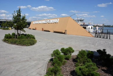 На месте деревянной стены на Петровской набережной может появиться речной вокзал