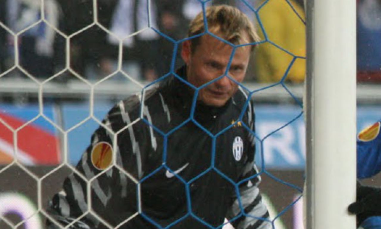 Известный футбольный вратарь погиб в страшном ДТП с поездом