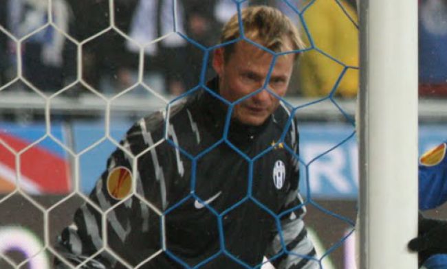 Известный футбольный вратарь погиб в страшном ДТП с поездом