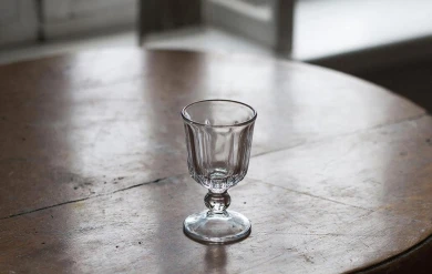 Стакан и рюмку достали из заднего прохода пенсионера-экспериментатора