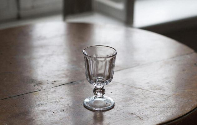 Стакан и рюмку достали из заднего прохода пенсионера-экспериментатора