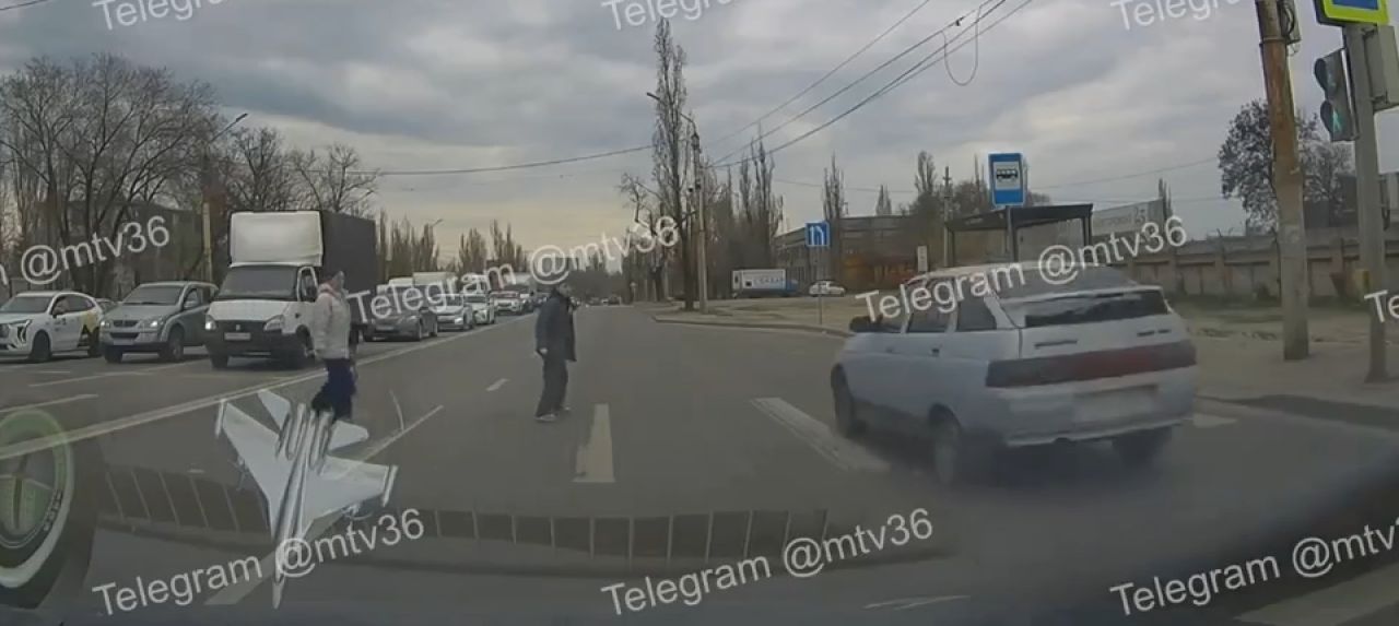 В шаге от трагедии. Машина чуть не сбила двух пешеходов в Воронеже (ВИДЕО)