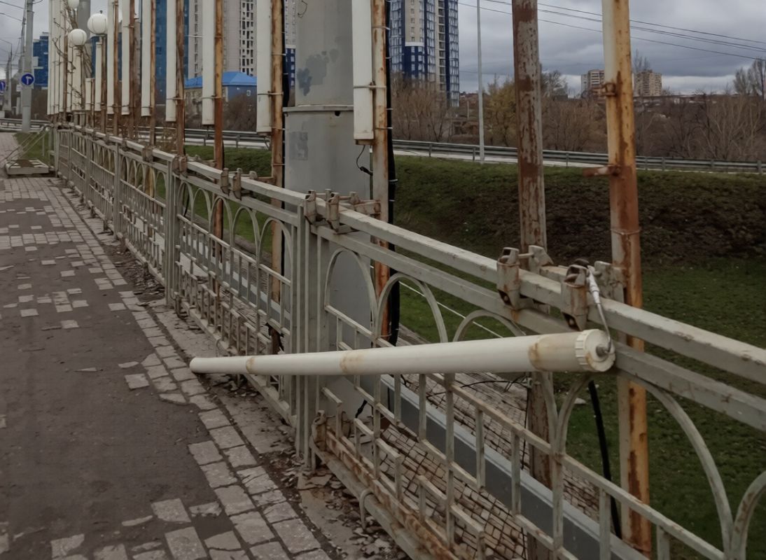 В Белгороде на пешеходную дорожку обрушился уличный светильник