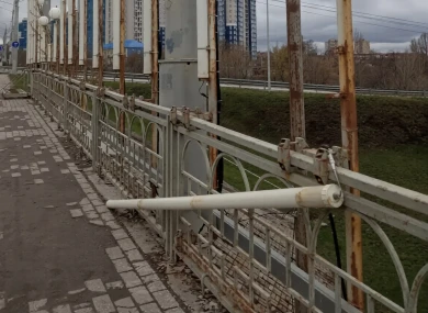 В Белгороде на пешеходную дорожку обрушился уличный светильник