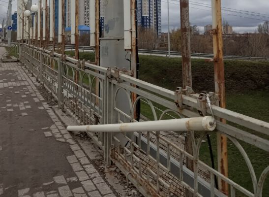 В Белгороде на пешеходную дорожку обрушился уличный светильник