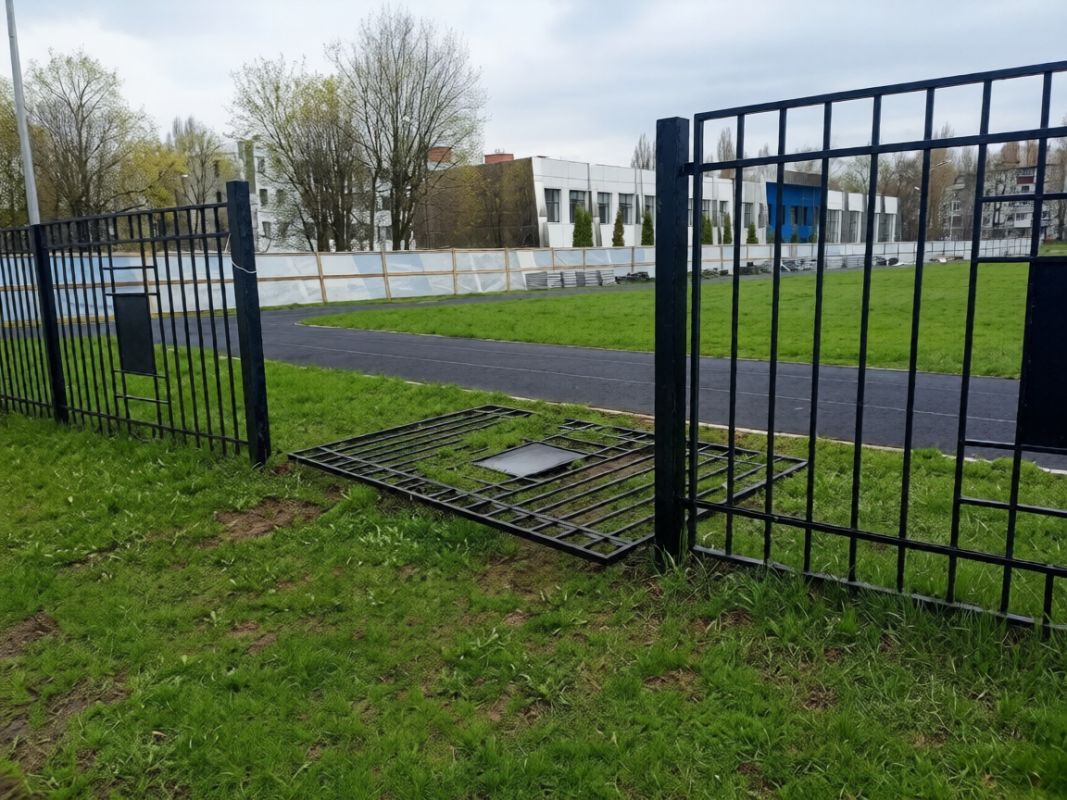 В Белгороде после ремонта рухнул школьный забор