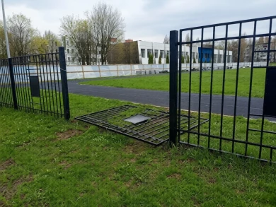 В Белгороде после ремонта рухнул школьный забор