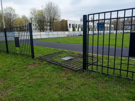 В Белгороде после ремонта рухнул школьный забор