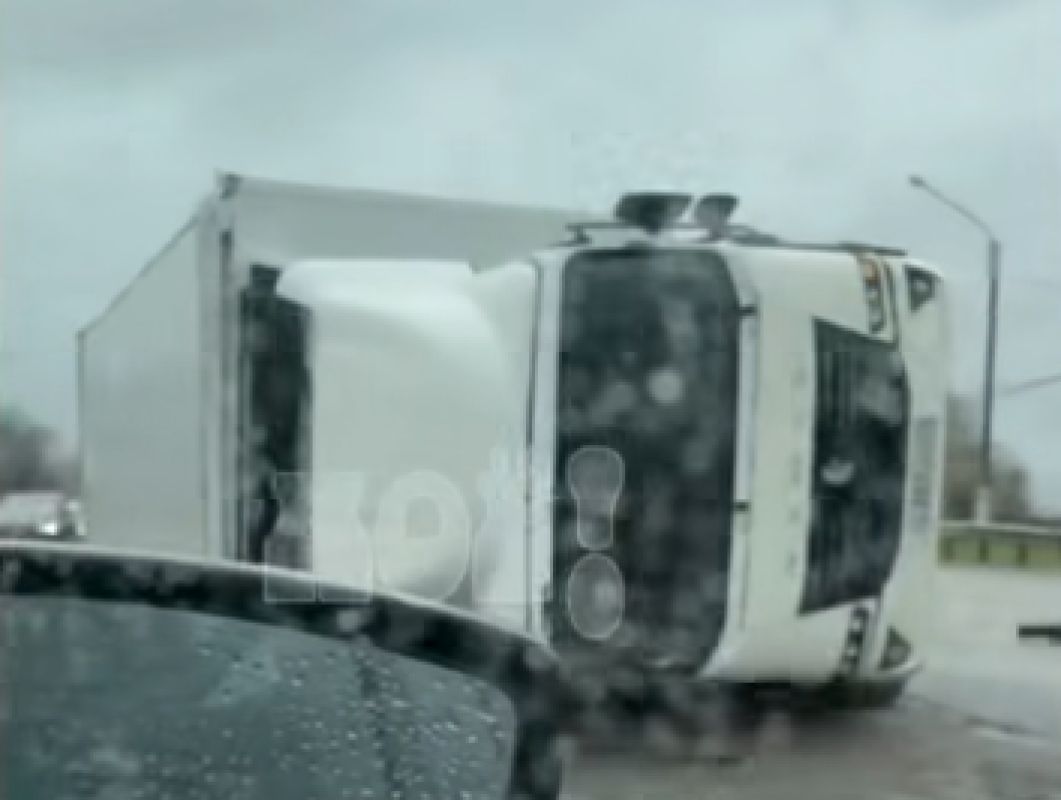 Грузовик перевернулся под Воронежем (ВИДЕО)