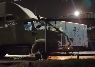 Фура снесла остановку в Воронеже (ВИДЕО)