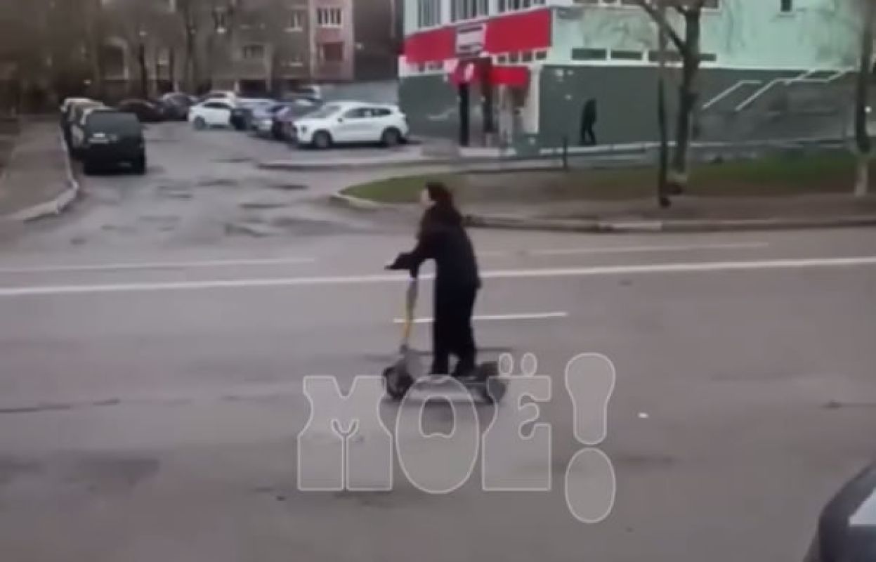 По тротуару и&nbsp;на дорогу. Опасное вождение электросамоката попало на&nbsp;видео в&nbsp;Воронеже